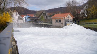Ein Tanklaster verliert in Bad Ditzenbach (Kreis Göppingen) Seife - Schaum in der Kanalisation und auf der Ditz.