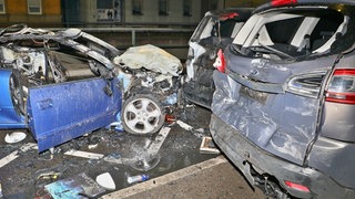 Drei Autos sind Schrott nach einem schweren Unfall
