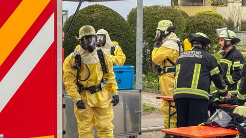 Einsatzkräfte der Feuerwehr in Schutzanzügen sind in einem Wohngebiet im Einsatz.Der Fund am Nachmittag führte im Kreis Ludwigsburg zu einem Großeinsatz von Feuerwehr und Polizei, unter anderem mit Spezialkräften wie einen sogenannten Strahlenschutzzug.