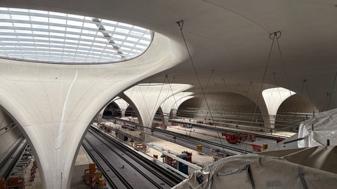 Viele Interessierte sind vor allem für diesen Ausblick gekommen: Hier sollen künftig die Züge ein und ausfahren. Tageslicht kommt über die sogenannte Lichtaugen über den Kelchstützen in den Tiefbahnhof.