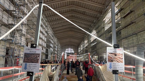 Besucherinnen und Besucher an den "Tagen der offenen Baustelle" im Bahnhofsgebäude vom Stuttgarter Hauptbahnhof. Der sogenannte Bonatzbau wird im Rahmen von Stuttgart 21 komplett saniert.