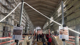 Besucherinnen und Besucher an den "Tagen der offenen Baustelle" im Bahnhofsgebäude vom Stuttgarter Hauptbahnhof. Der sogenannte Bonatzbau wird im Rahmen von Stuttgart 21 komplett saniert.