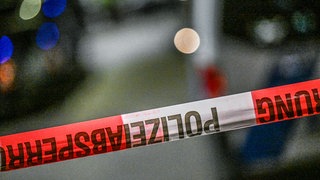Nach Schüssen in einer Gaststätte in Göppingen ermittelt die Staatsanwaltschaft, ob der Fall mit einer Familienfehde aus NRW zusmamenhängt.