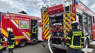 Einsatzkräfte der Feuerwehr mit einem GW-Messtechnik-Einsatzfahrzeug 