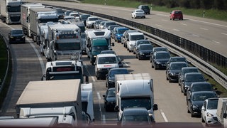 Autos und Lkws stehen auf der Autobahn 8 bei Gruibingen Richtung München im Stau. (Archivfoto)