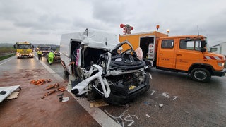 Kaputter Kleintransporter nach Unfall auf A81
