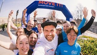 Gemeinsames Laufen mit Jonas Teichmann in Stuttgart: Der Extremsportler will im Herbst 2026 bei der Aktion "Move it!" an 30 Tagen in 30 Marathon-Läufen Baden-Württemberg durchqueren. 