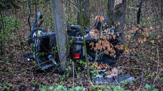 Ein schwarzes Auto liegt nach dem Unfall auf dem Dach. In Steinenbronn im Kreis Böblingen ist ein Auto ist 30 Meter die Böschung runtergestürzt.