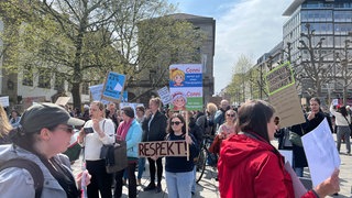 Rund 300 Psychotherapeutinnen und Psychotherapeuten haben auf dem Schlossplatz in Stuttgart gegen die Honorarkürzungen demonstriert.