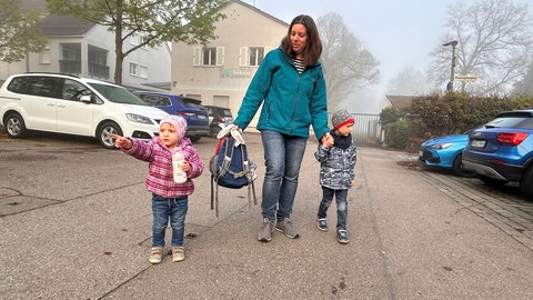 Mutter bringt ihre zwei Kinder in die Kita. Die Stadt Fellbach plant, die Öffnungszeiten in Kitas zu kürzen.