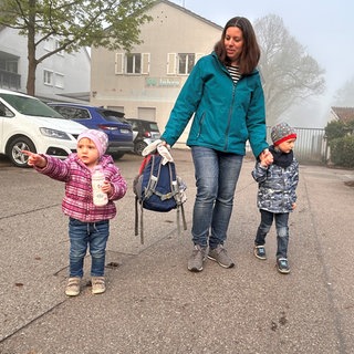 Mutter bringt ihre zwei Kinder in die Kita. Die Stadt Fellbach plant, die Öffnungszeiten in Kitas zu kürzen.