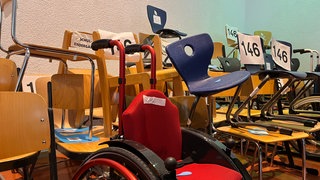 Bei dem Protest gegen die ASB-Kündigung haben Kinder und Eltern 146 leere Stühle aufgetürmt als Erinnerung an die Kinder, die nicht mehr in die Schule konnten.