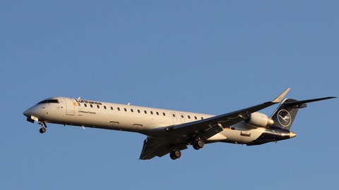 Ein Flugzeug der Fluggesellschaft Lufthansa Cityline beim Flug um Stuttgart. 