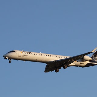Ein Flugzeug der Fluggesellschaft Lufthansa Cityline beim Flug um Stuttgart. 