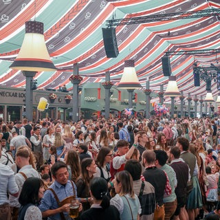 Zahlreiche Menschen feiern zum Auftakt des 86. Stuttgarter Frühlingsfests in einem Bierzelt.