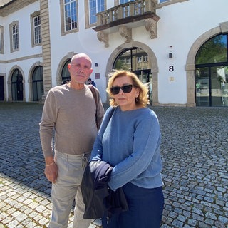 Die Eltern der getöteten Frau stehen vor dem Amtsgericht in Esslingen.