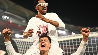 DFB-Pokal, VfB Stuttgart - SC Freiburg, Halbfinale, MHPArena, Chema Andres (VfB Stuttgart) und Tiago Tomas (oben, VfB Stuttgart) feiern nach dem Spiel.