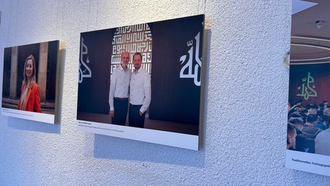 Portraits und prägnante Statements der abgebildeten muslimischer Menschen sind in der Ausstellung im Rathaus Stuttgart zu sehen. Ein QR-Code führt zu einem ausführlichen Interview.
