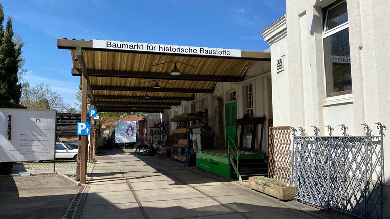 Aussenansicht auf den Baumarkt für historische Baustoffe in Kirchheim unter Teck. Er ist in einer alten Fabrikanlage untergebracht.