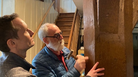 David und Wolfgang Bloos besichtigen ein Haus aus dem 16. Jahrhundert.