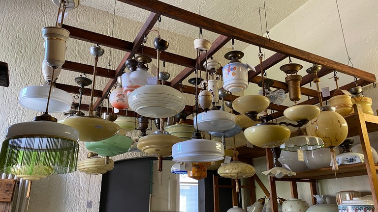 Unterschiedliche Hängelampen im Baumarkt für historische Baustoffe