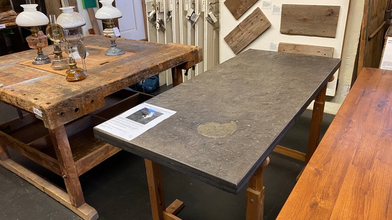 Tische aus Holz und Schiefer stehen im Baumarkt für historische Baumaterialien.