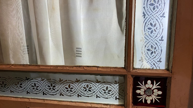 Tür mit Ornament-Glas in einem Haus aus dem 16. Jahrhundert