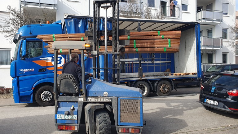 Verladen von ausgebauten Baumaterialien
