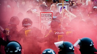 Polizisten stehen Demonstranten auf der sogenannten "revolutionären 1.Mai Demo" in Stuttgart 2023 gegenüber.