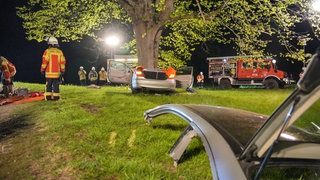 ein verunfalltes Auto, bei dem das Dach entfernt werden musste, um die Insassen zu befreien