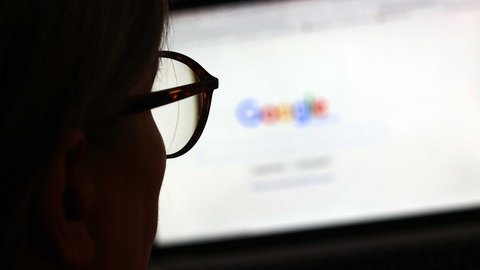 Eine Frau nutzt die Google-Suche auf einem Computer. (Archivbild)
