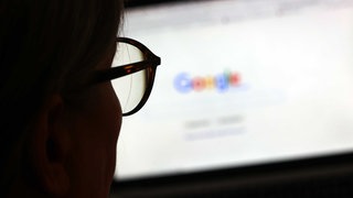 Eine Frau nutzt die Google-Suche auf einem Computer. (Archivbild)