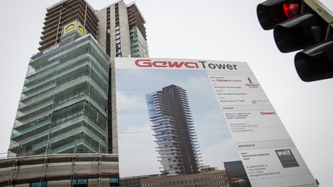 Alle Zeichen auf Rot: Seit der Pleite beim Gewa-Tower 2016 ragt in Fellbach eine Bauruine in den Himmel. Auch umbenannt zum "Schwabenlandtower" konnte der Wohnturm bis heute nicht fertiggestellt werden. (Archivbild) 
