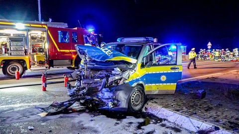 Ein verunglücktes Polizeiauto steht an der Unfallstelle.