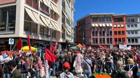 Mehrere Tausend Menschen am Marktplatz in Stuttgart. 