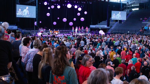 5.000 Menschen singen zusammen beim Gospelkirchentag in Stuttgart