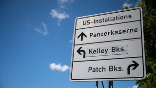 Ein Schild mit der Aufschrift "US-Installations", "Panzerkaserne", "Kelly Bks." und "Patch Bks." weist den Weg zu unterschiedlichen Stützpunkten der Streitkräfte der USA im Großraum Stuttgart. 