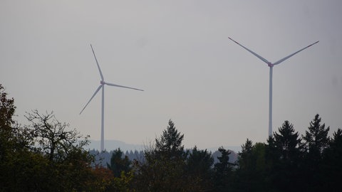 Der Windpark Königseiche auf dem Schurwald: Wegen eines störenden Brummtons werden nun die Forderungen lauter, die beiden Windräderüber Baiereck stillzulegen.
