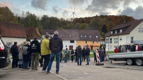 Menschen aus Baiereck bei einer Ortsbegehung im Oktober 2025: In den 16 Monaten des Betriebs des Windparks Königseiche hat es wiederholt und gehäuft Klagen wegen Lärmbelästigung durch die Windkraftanlagen gegeben - gerade in den Nächten.