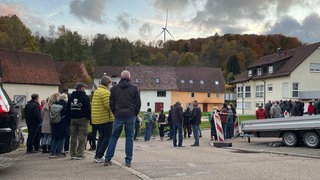 Menschen aus Baiereck bei einer Ortsbegehung im Oktober 2025: In den 16 Monaten des Betriebs des Windparks Königseiche hat es wiederholt und gehäuft Klagen wegen Lärmbelästigung durch die Windkraftanlagen gegeben - gerade in den Nächten.