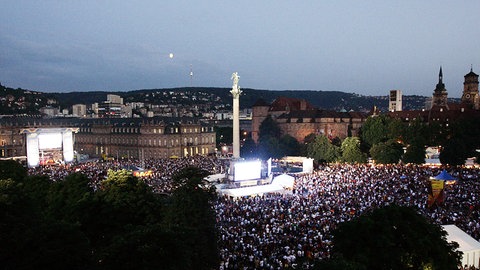 Tausende Fußballfans schauen am Samstag (08.07.2006) das WM-Spiel Deutschland gegen Portugal auf dem Stuttgarter Schlossplatz an.