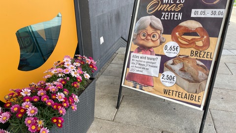 Die Bäckerei wirbt derzeit mit Preisen wie zu Omas Zeiten. 