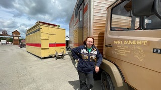Sabine Ernst ist Schaustellerin beim Stuttgarter Frühlingsfest und steht neben ihrem LKW.