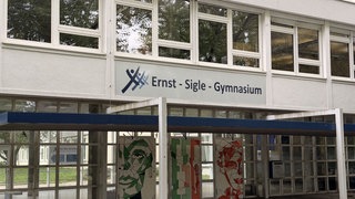 Der Eingang des Ernst-Sigle-Gymnasiums in Kornwestheim.