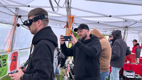 Zwei Teilnehmer aus der Ukraine beim Drohnen-Weltcup in Aichtal.