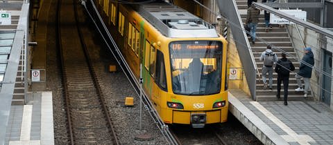 Eine Stadtbahn an der Haltestelle Fasanenhof in Stuttgart. 