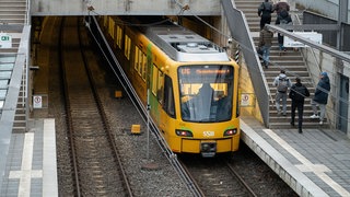 Eine Stadtbahn an der Haltestelle Fasanenhof in Stuttgart. 