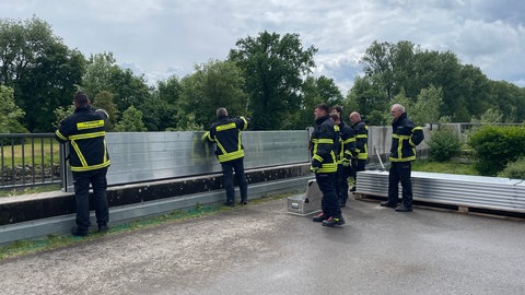 Mit diesen Metalleinsätzen muss die Feuerwehr im Überschwemmungsfall die Lücken in der Hochwassermauer schließen. Rund zwei Stunden dauere das ihrer Einschätzung nach.