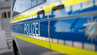 Ein Polizeiwagen mit Aufschrift Polizei.