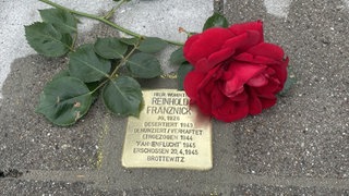 Auf dem Stolperstein sind der Name und die Lebensdaten von Reinhold Fränznick eingraviert. 